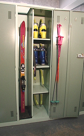 ski板も楽々、扉内側はストックもかけられます。